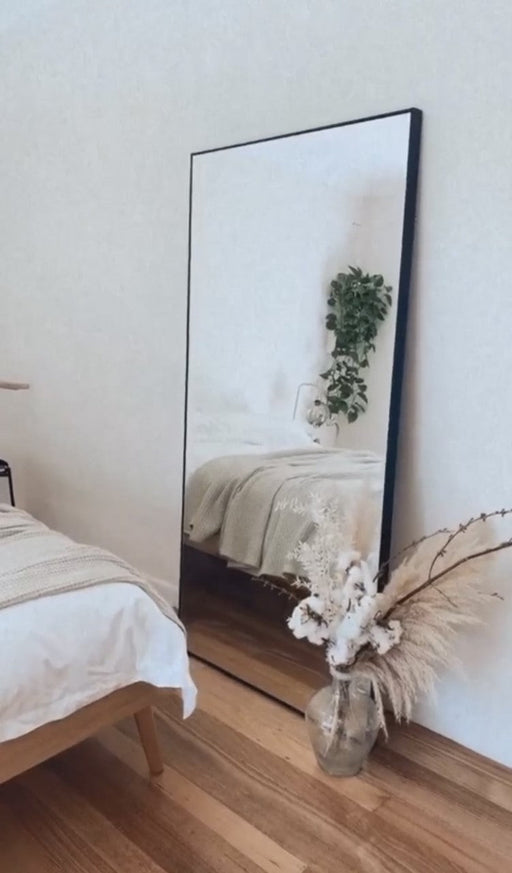 Errol Leaner Black | Print Decor